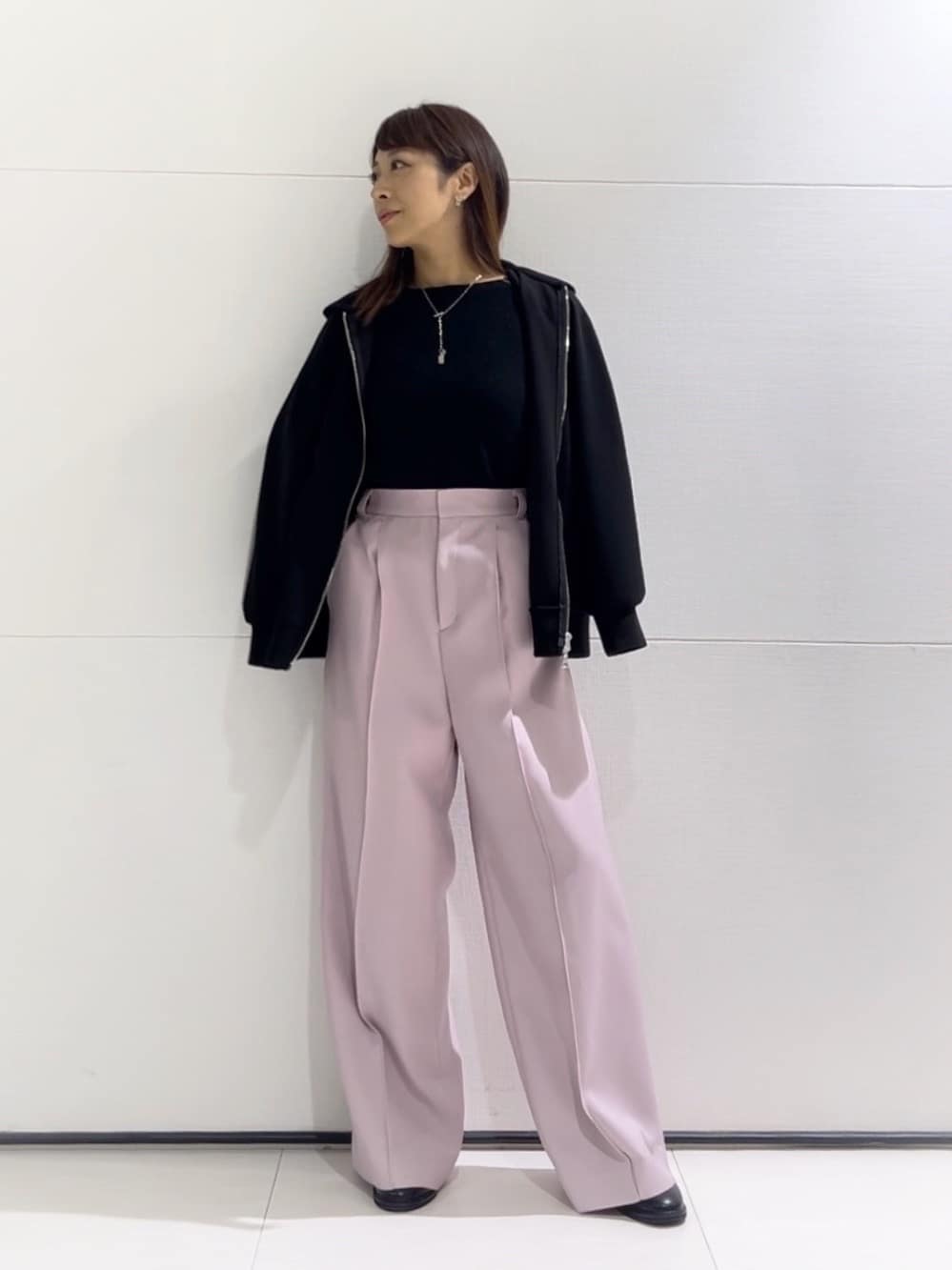 𝑹𝑶𝑴𝑰さんの「INDIVI｜【2WAY／前後着用可能】ラメ入りトレンドニット」を使ったコーディネート
