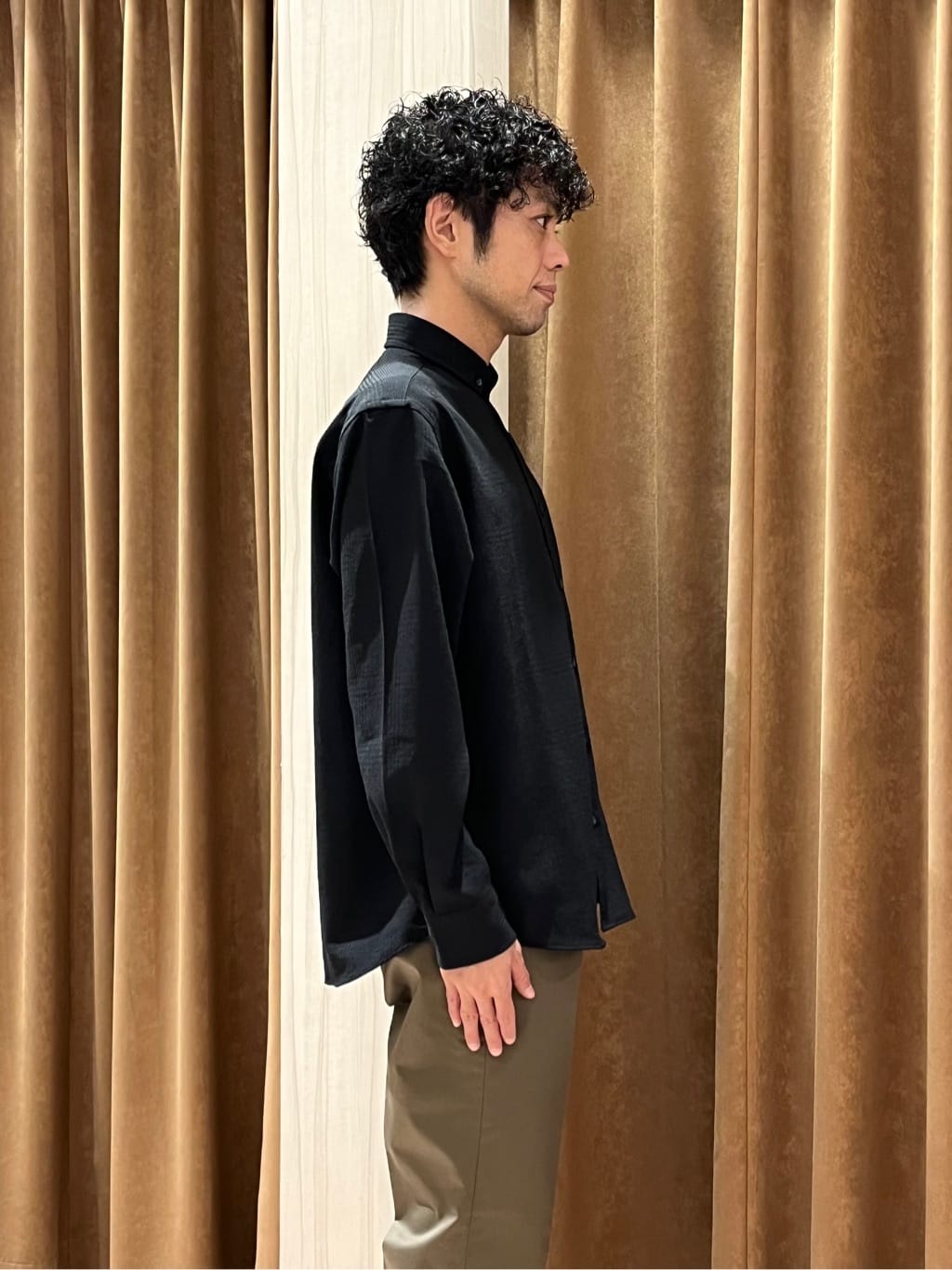 URAさんの「TAKEO KIKUCHI｜【オフィスカジュアル対応】ドレス チノパンツ」を使ったコーディネート