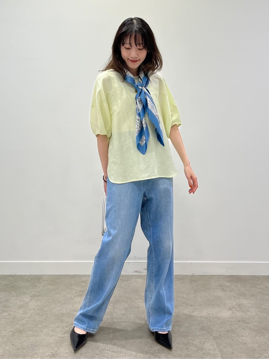 kaaiさんの「UNTITLED｜【手洗い／88cm正方形】エンブレムプリントスカーフ」を使ったコーディネート