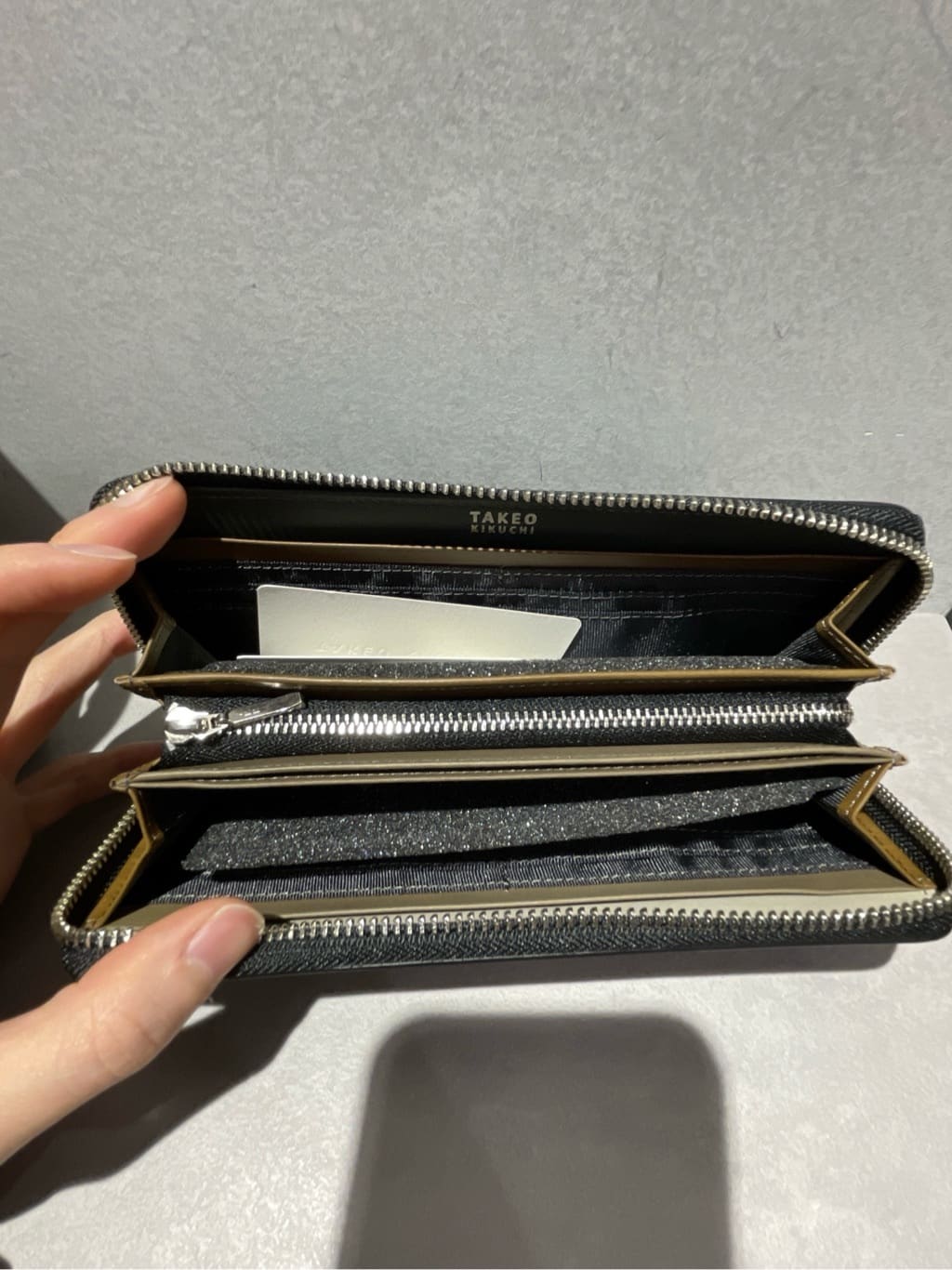 Tightさんの「TAKEO KIKUCHI｜アンティーク調レザー ラウンドファスナー 長財布」を使ったコーディネート