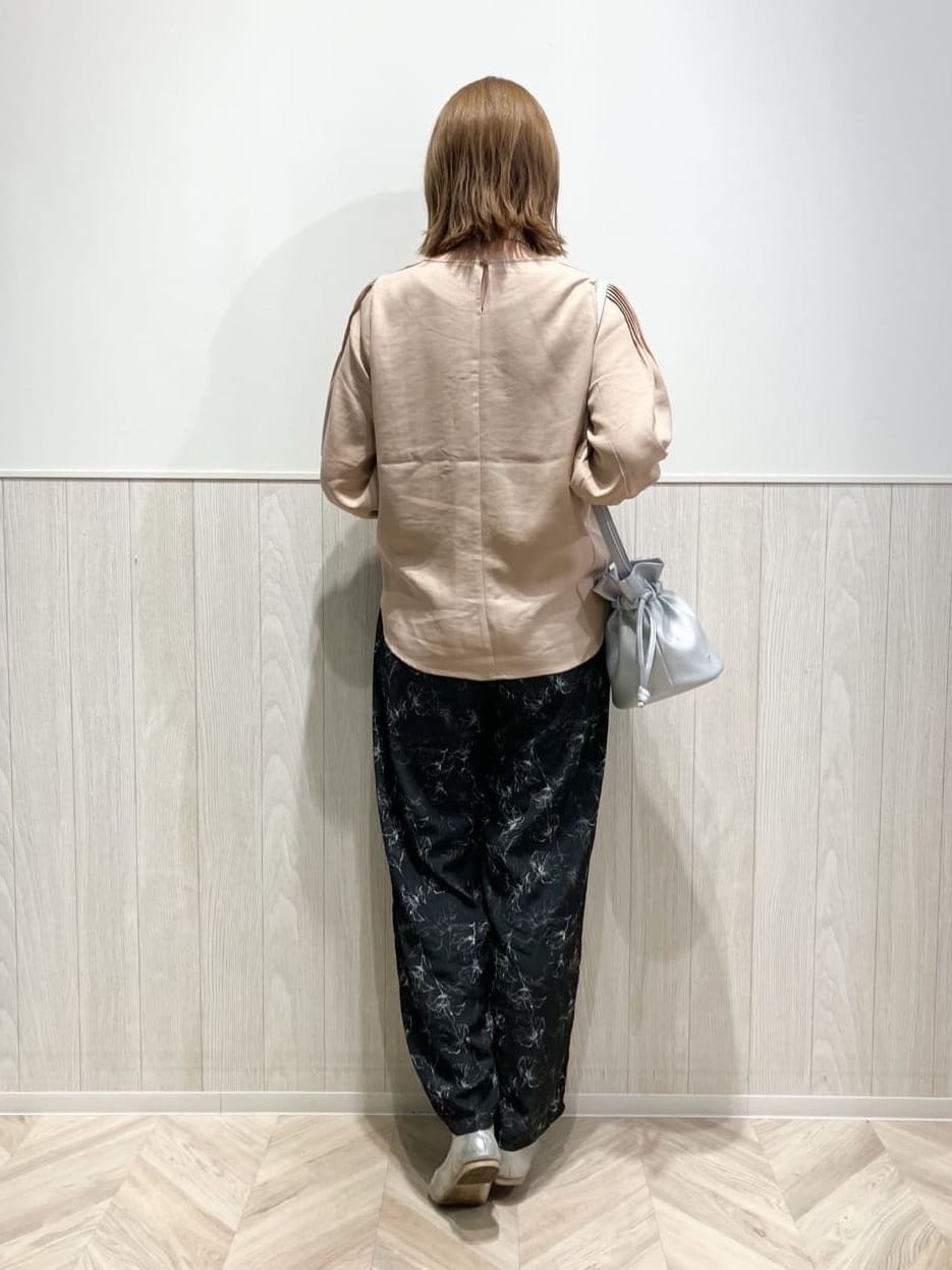 shokoさんの「SHOO･LA･RUE｜◆【洗える/洗濯後しわになりにくい】無理せずキレイ 肩タックブラウス」を使ったコーディネート
