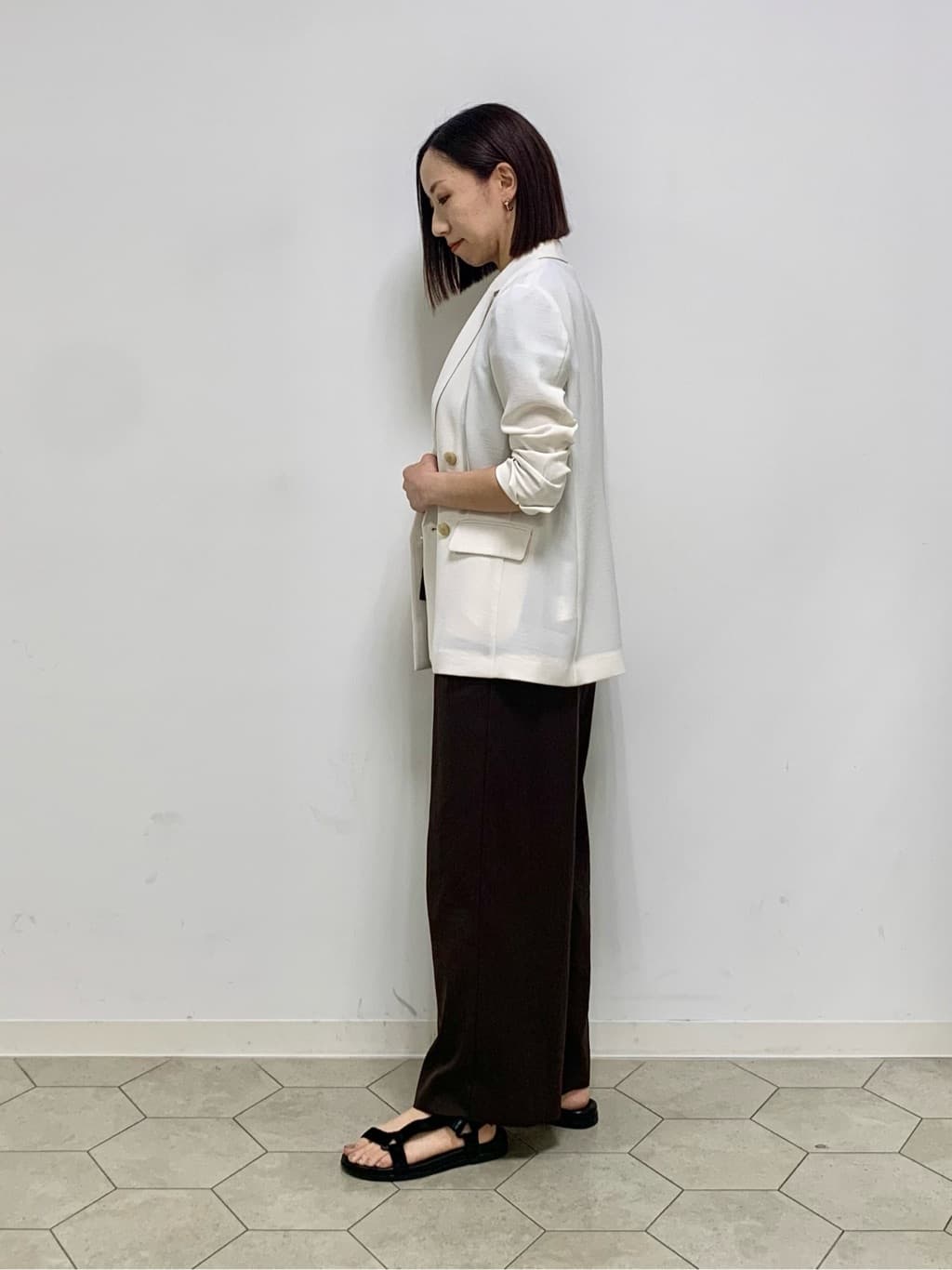 yurinaさんの「INDIVI｜【褒められパンツ／洗える／ウエストゴム】ワイドタックパンツ」を使ったコーディネート