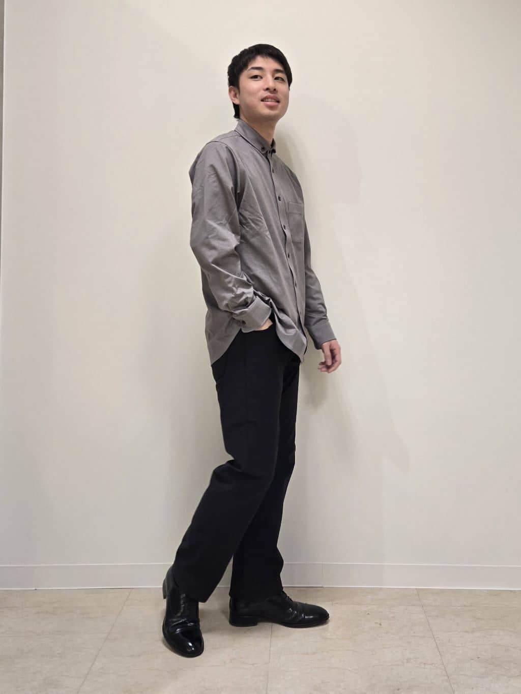 白木駆さんの「TAKEO KIKUCHI｜【Made in JAPAN】播州織 ストレッチ パンツ」を使ったコーディネート