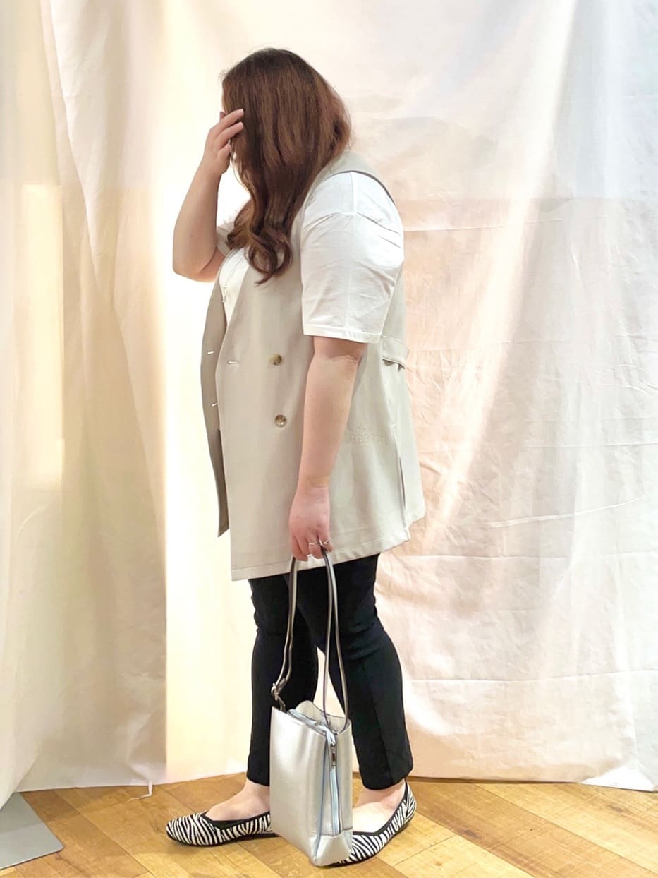 Risaさんの「SHOO･LA･RUE｜【SS-3L/無理せずスリム】 ぐんぐん伸びる イージーテーパードパンツ」を使ったコーディネート