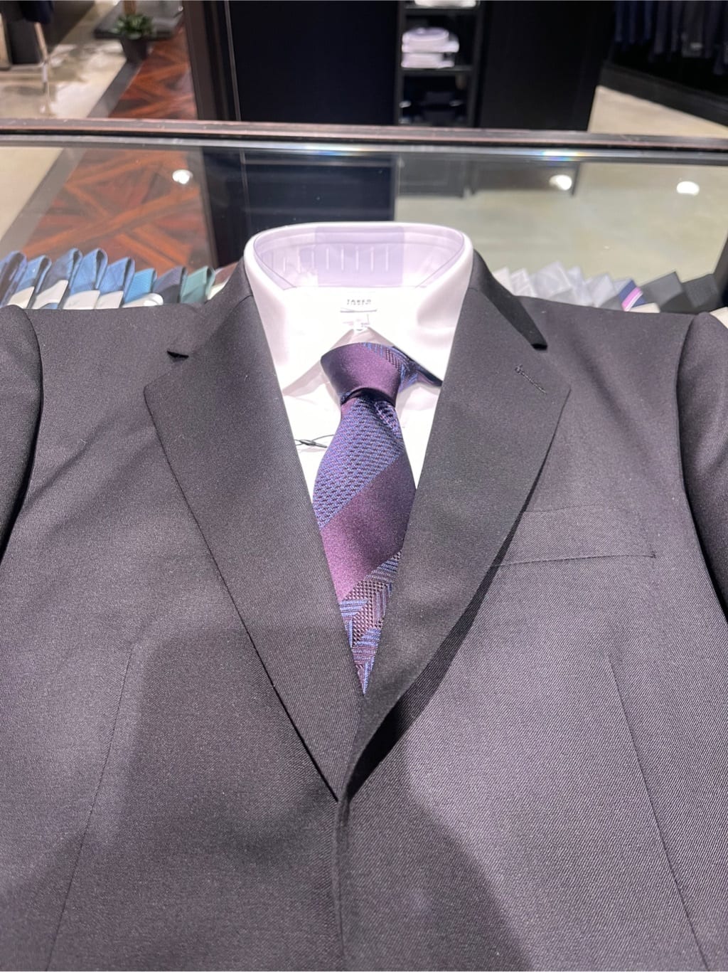 松村泰輔さんの「TAKEO KIKUCHI｜◆【Made in JAPAN】矢絣（やがすり）フィラメントシルク ネクタイ」を使ったコーディネート