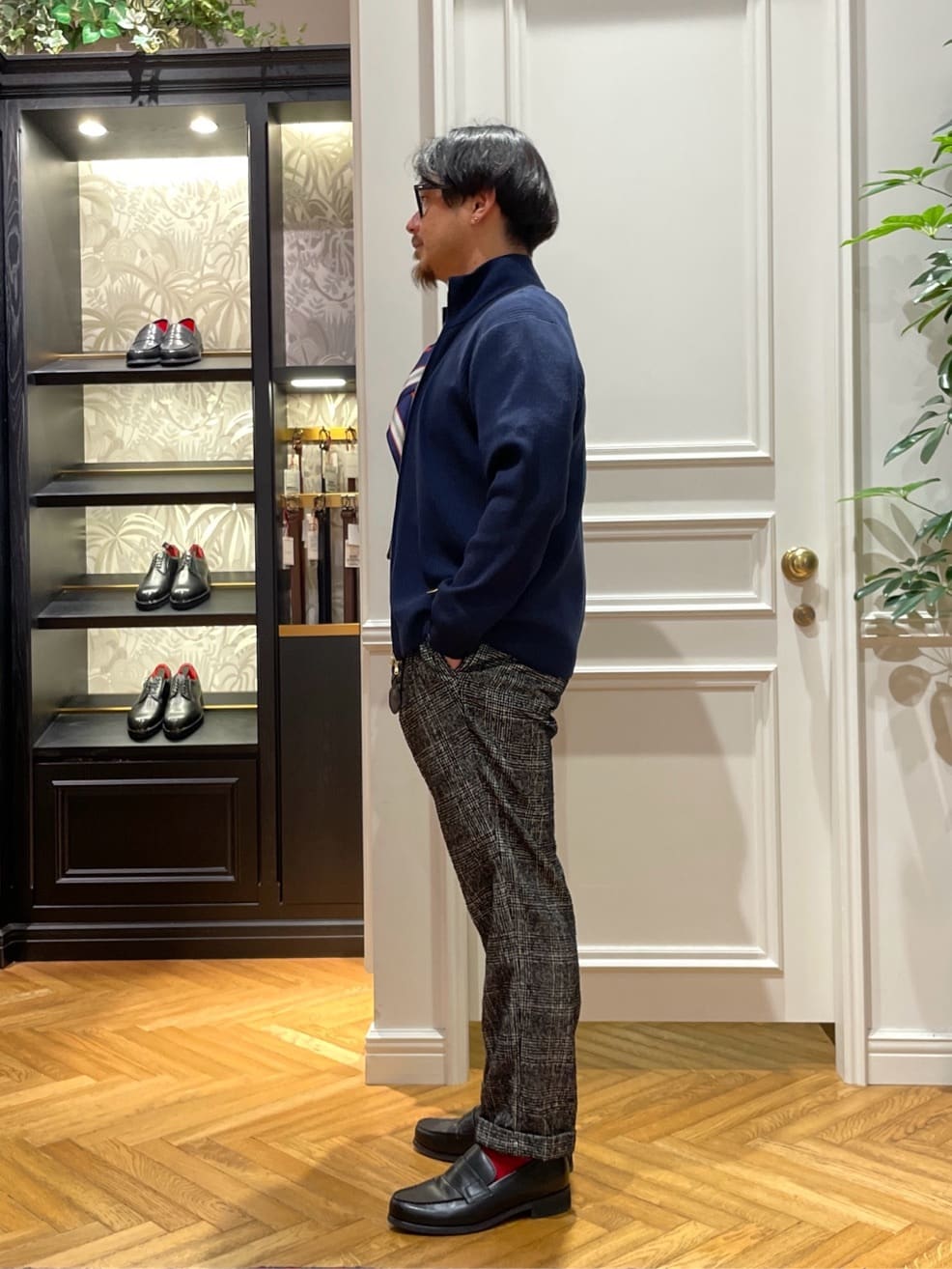 鶴田大士さんの「DRESSTERIOR｜オーバーラップサークルシルクスカーフ」を使ったコーディネート