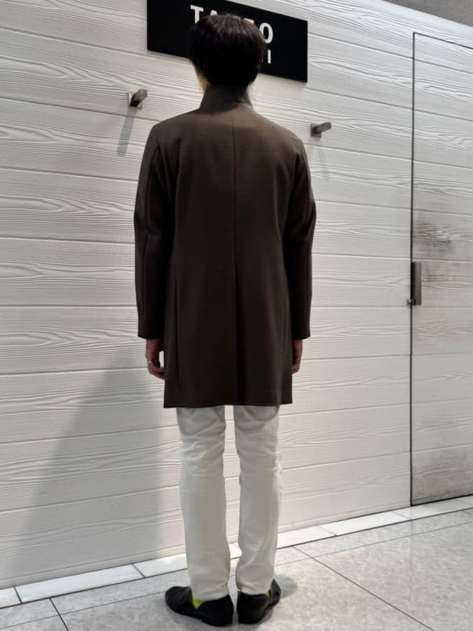 井出恭輔さんの「TAKEO KIKUCHI｜【ウールカシミヤブレンド】ビーバー調 スタンドカラー コート」を使ったコーディネート