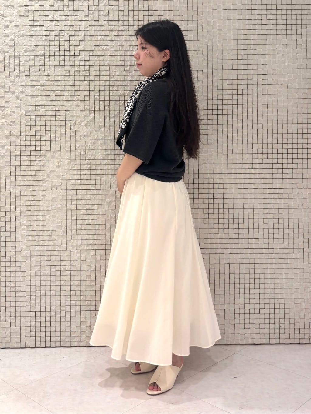 MEGUMIさんの「INDIVI｜【90cm四方】ボタニカル柄大判スカーフ」を使ったコーディネート