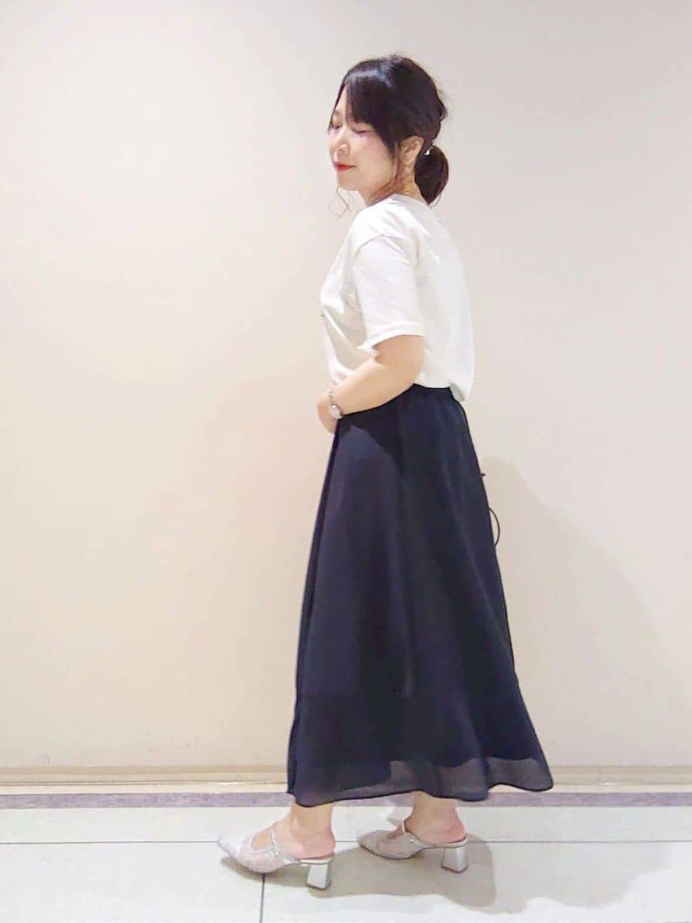 TOMOMIさんの「INDIVI｜【90cm四方】ボタニカル柄大判スカーフ」を使ったコーディネート