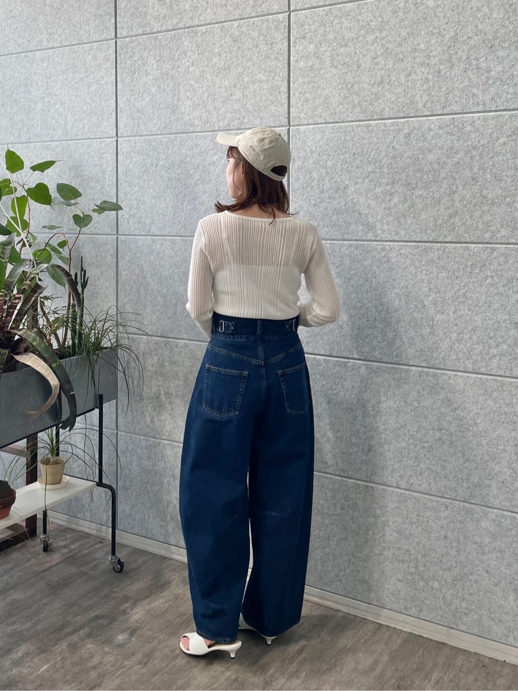 ねねさんの「INDIVI｜ハイウエストカーブデニム」を使ったコーディネート