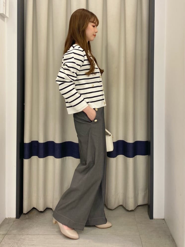 ainaさんの「grove｜【ふわっと心地よい足入れ】やわここち(R)Vカットパンプス」を使ったコーディネート