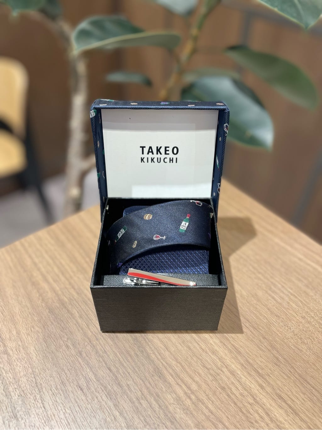 コウノ モトヤさんの「TAKEO KIKUCHI｜【BOXセット/LIMITED】リカーモチーフネクタイ＆タイバー」を使ったコーディネート