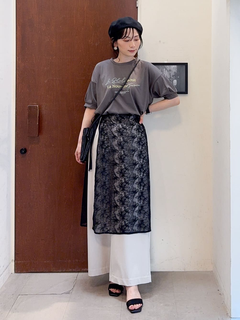 𝐇𝐢𝐫𝐨𝐦𝐢さんの「SHOO･LA･RUE｜【S-LL/ひんやり/UV】ぷっくりラメプリントロゴTシャツ」を使ったコーディネート