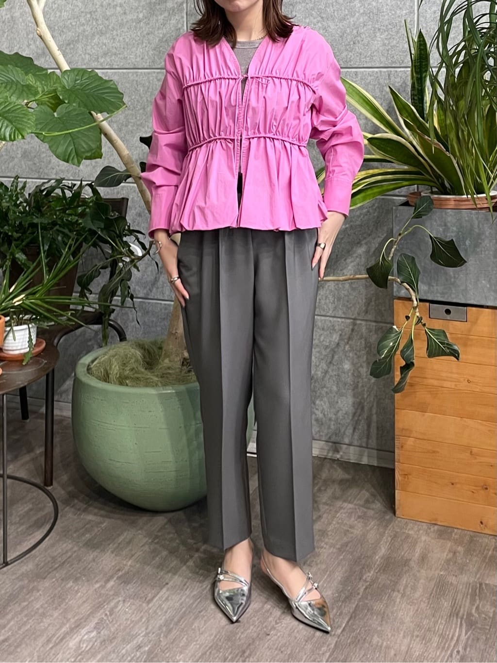 ねねさんの「INDIVI｜【接触冷感／セットアップ対応】イージーテーパードパンツ【通勤・セレモニー】」を使ったコーディネート
