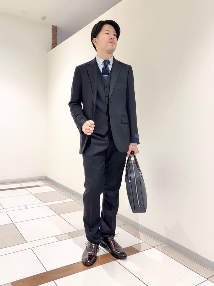 及川さんの「TAKEO KIKUCHI｜【冠婚葬祭】無地 サージスーツ/3ピース対応可」を使ったコーディネート