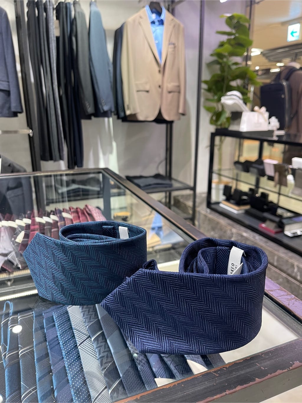 松村泰輔さんの「TAKEO KIKUCHI｜【Made in JAPAN】矢絣（やがすり）シルクネクタイ」を使ったコーディネート