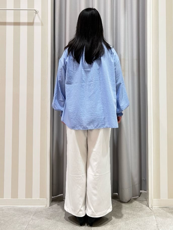 vanseさんの「SHOO･LA･RUE｜◆【洗える/UV/吸水速乾/アンチピリング/S-LL】バンドカラーギャザーシャツ」を使ったコーディネート