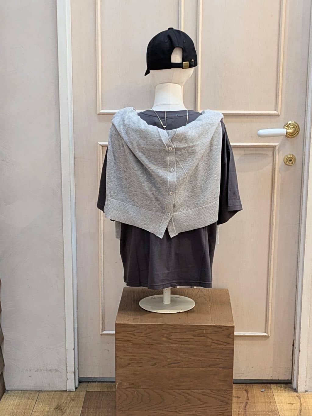 kawaさんの「SHOO･LA･RUE｜◆【洗える】ナチュラルなシアー感が魅力 Vネックカーディガン」を使ったコーディネート