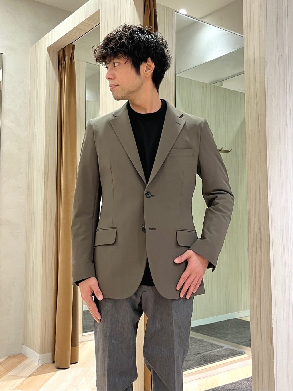 URAさんの「TAKEO KIKUCHI｜【オフィスカジュアル対応】ドレス チノパンツ」を使ったコーディネート