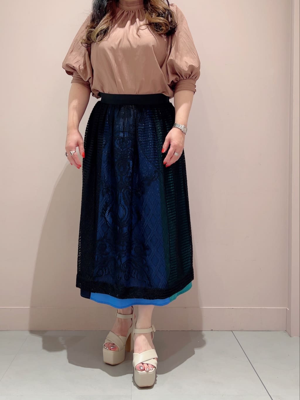 りえさんの「ESPERANZA｜◆【ラク盛り／サンダル】リピーター続出／脚長美脚　ラク盛り厚底サンダル　24年Ver」を使ったコーディネート