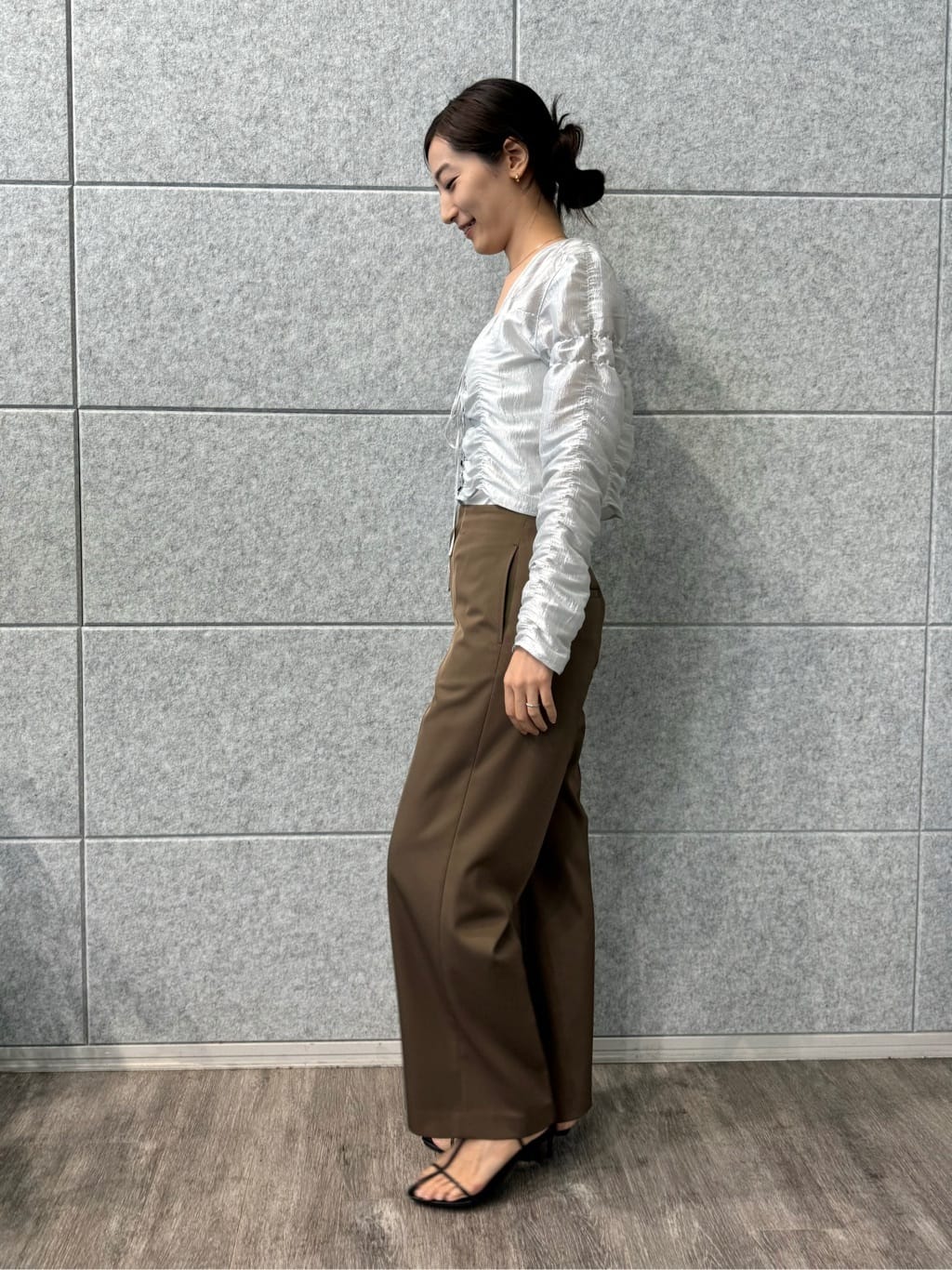 uchi__yamaさんの「CODE A｜gathered shiny blouse」を使ったコーディネート