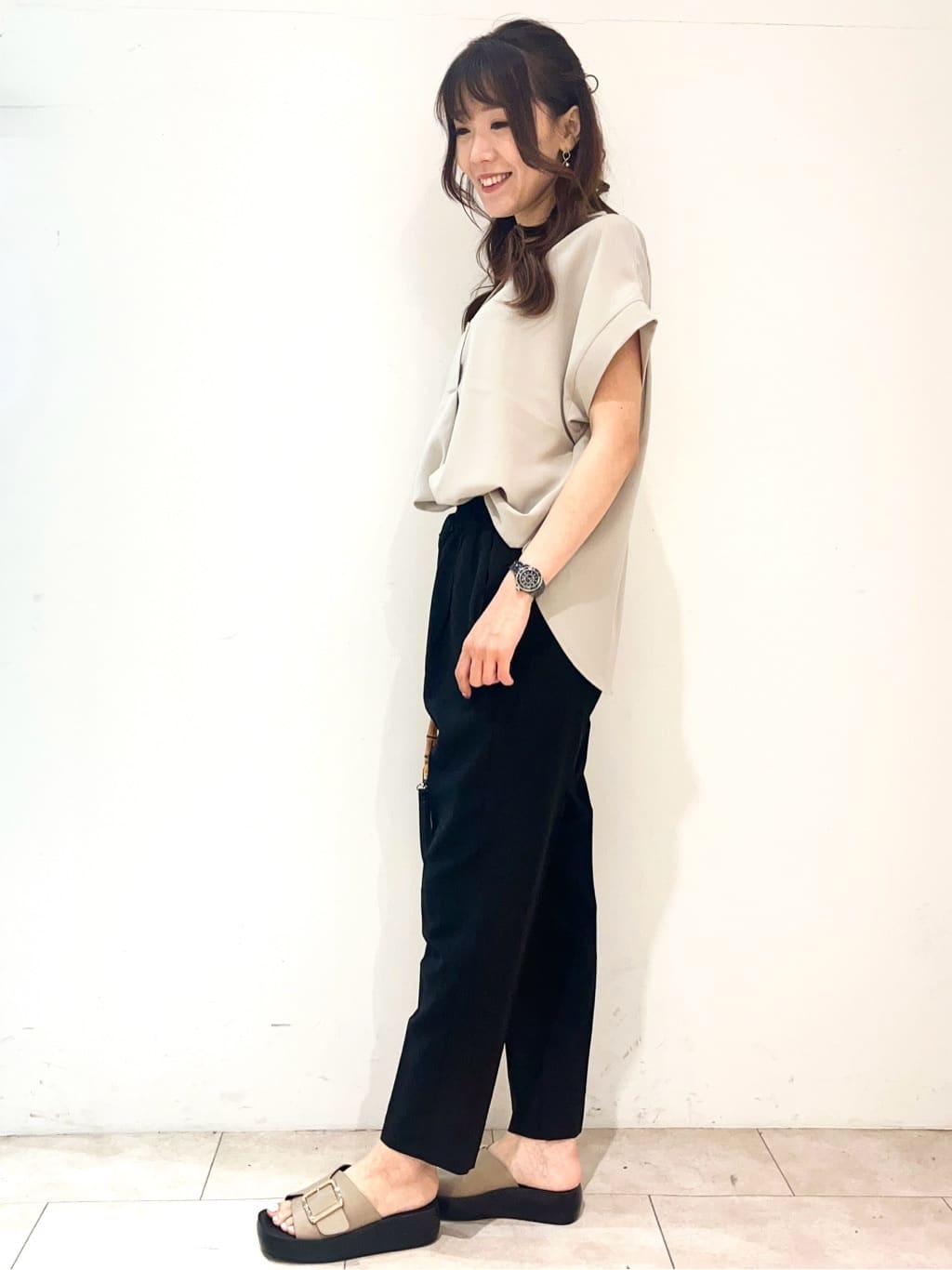 saayaさんの「OPAQUE.CLIP｜《7色展開／SS-LLサイズ》ストレッチスキッパーブラウス／セットアップ対応【洗濯機洗い可／防シワ】」を使ったコーディネート