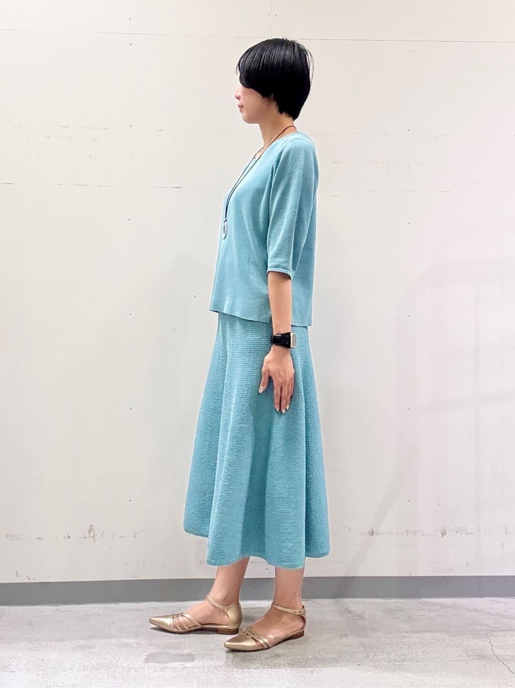 naoさんの「INDIVI｜【90cm四方】ボタニカル柄大判スカーフ」を使ったコーディネート