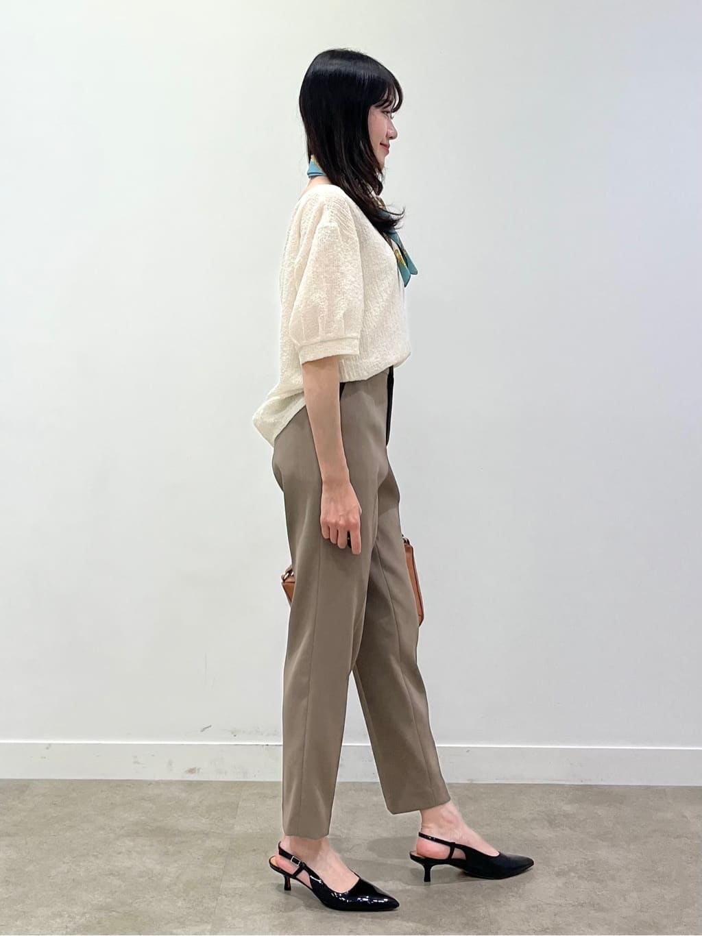 kaaiさんの「UNTITLED｜【手洗い／58cm正方形】ベルトプリントスカーフ」を使ったコーディネート