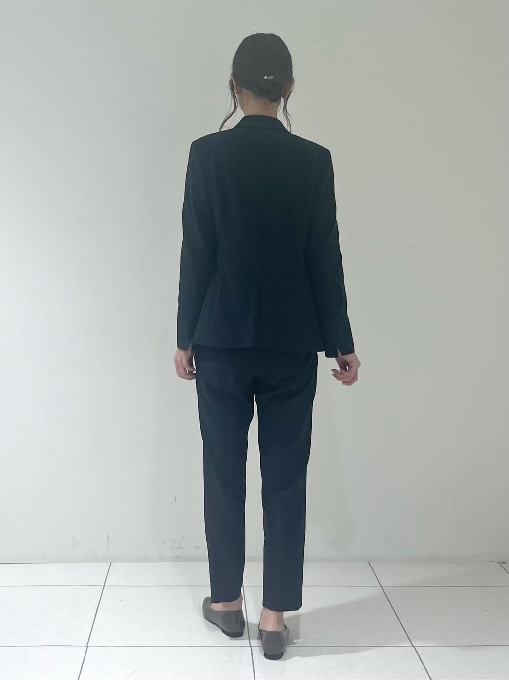 shioriさんの「INDIVI｜【洗える／UVケア／スーツ】ストレッチタックテーパードパンツ」を使ったコーディネート