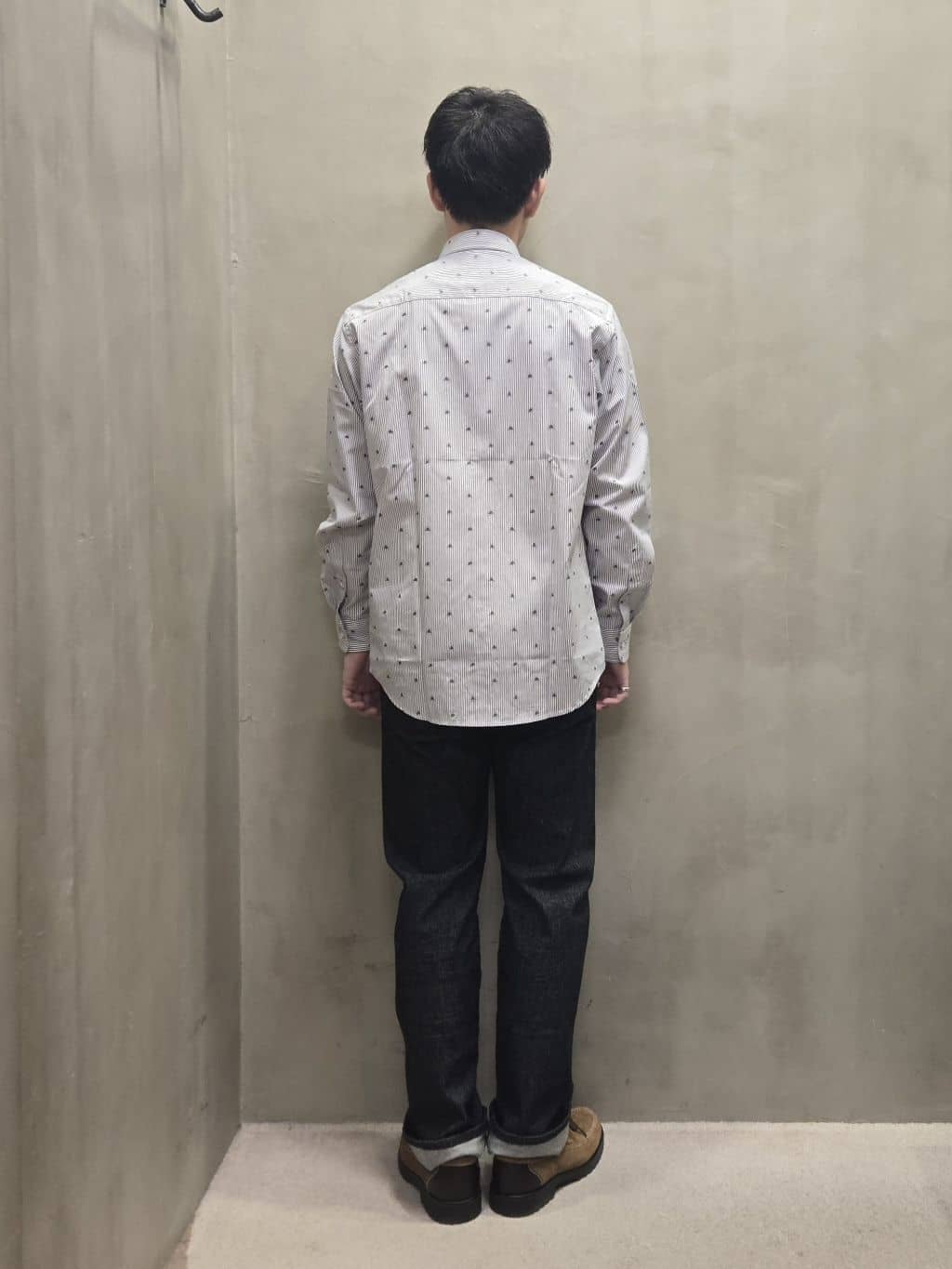 白木駆さんの「TAKEO KIKUCHI｜ハットモチーフ ジャカード ストライプ シャツ」を使ったコーディネート