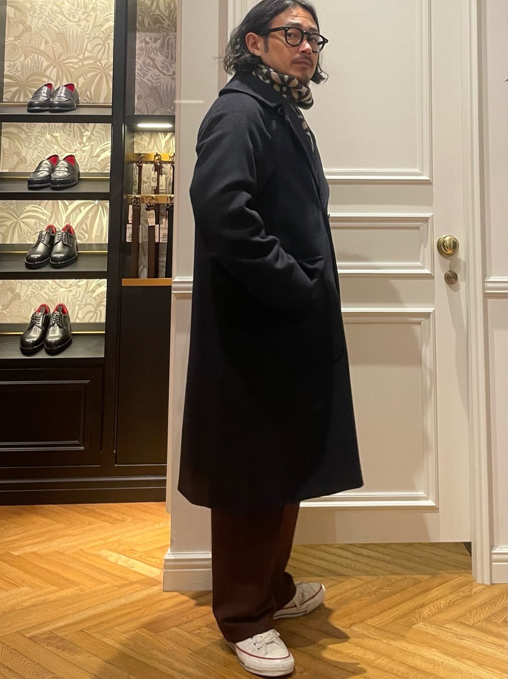 鶴田大士さんの「DRESSTERIOR｜オーバーラップサークル カシミヤ100%マフラー」を使ったコーディネート