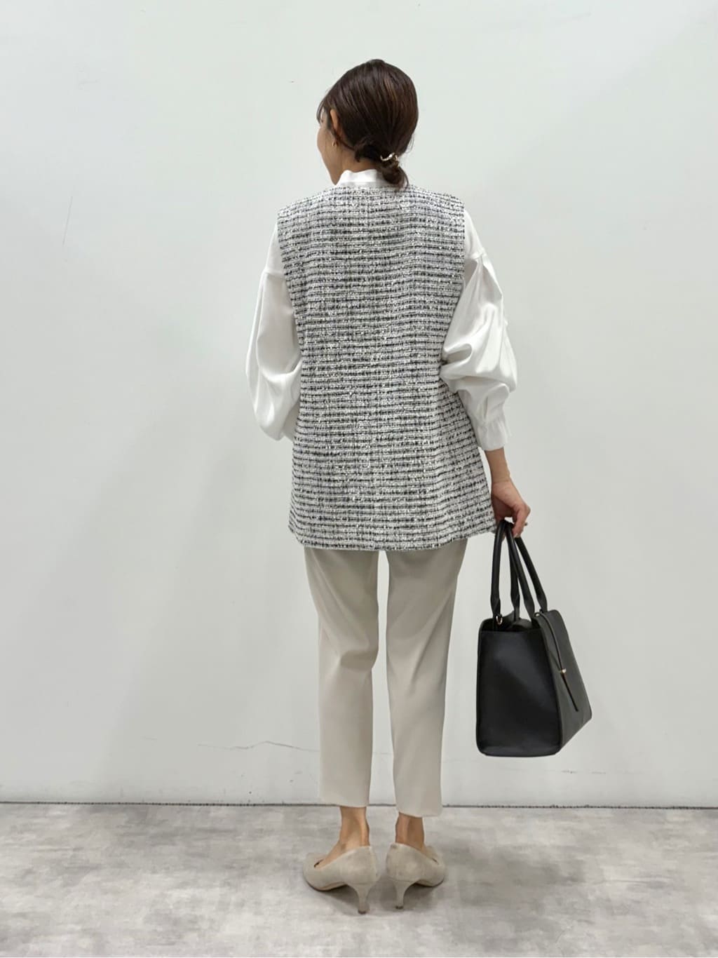 YUさんの「INDIVI｜◆【2点セット／UVケア】ツイードジレ＆ボウタイブラウス カセット服」を使ったコーディネート