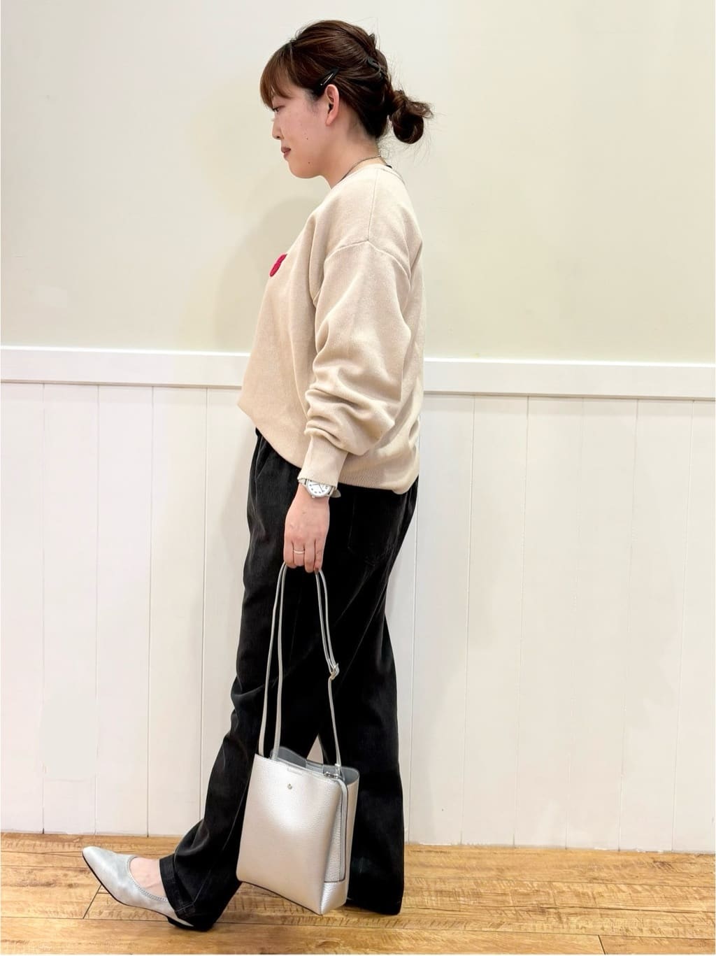 ハチさんの「SHOO･LA･RUE｜◆【洗える/S-LL/ちくちくしにくい】大人のための ロゴ入りスウェットライクニット」を使ったコーディネート