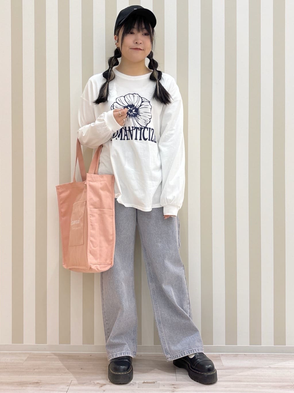 まろんさんの「SHOO･LA･RUE｜◆【推し活にも】うちわが入るトートバッグ」を使ったコーディネート
