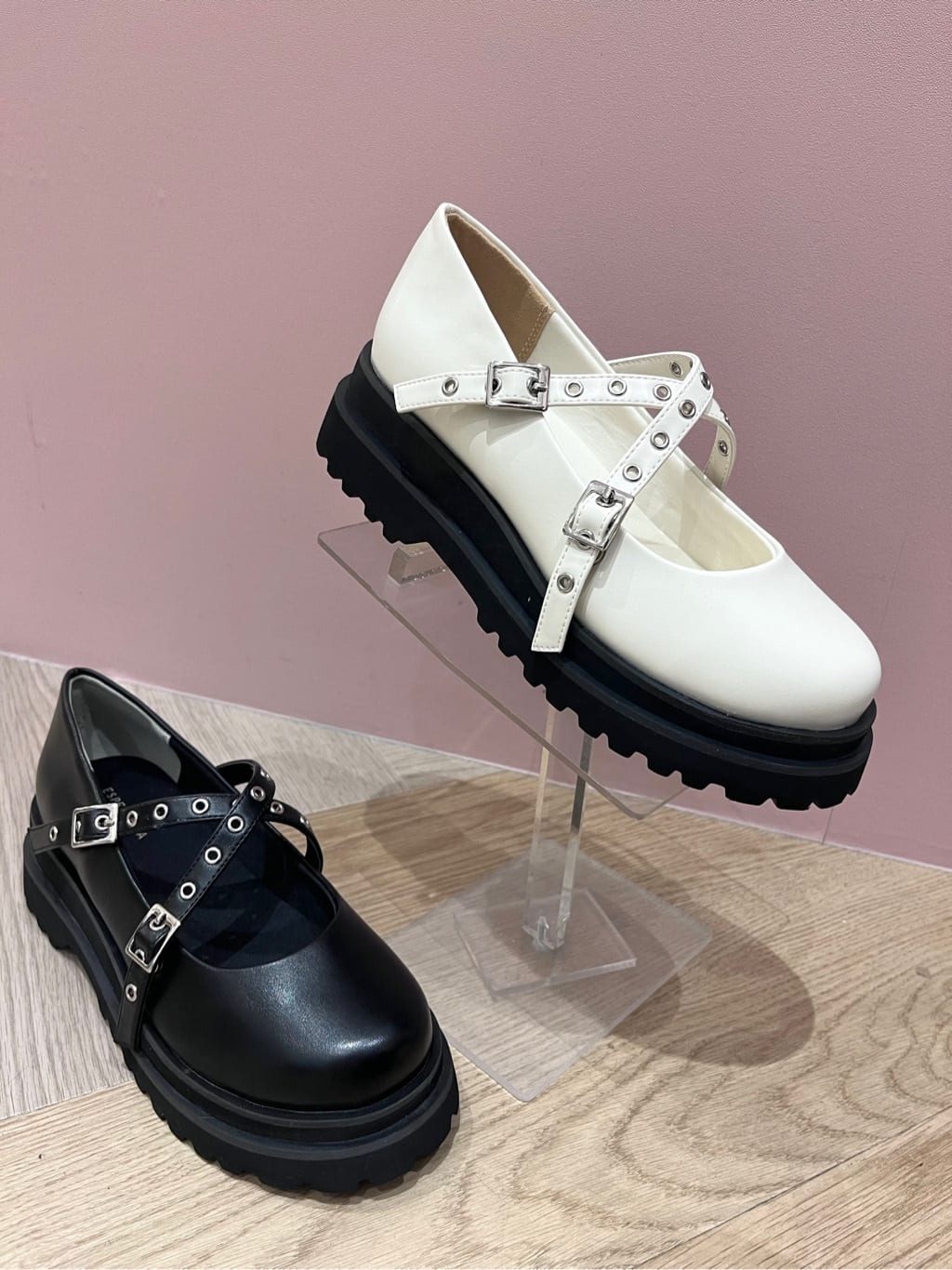 RISAさんの「ESPERANZA｜グロメットクロスストラップスニーカー」を使ったコーディネート
