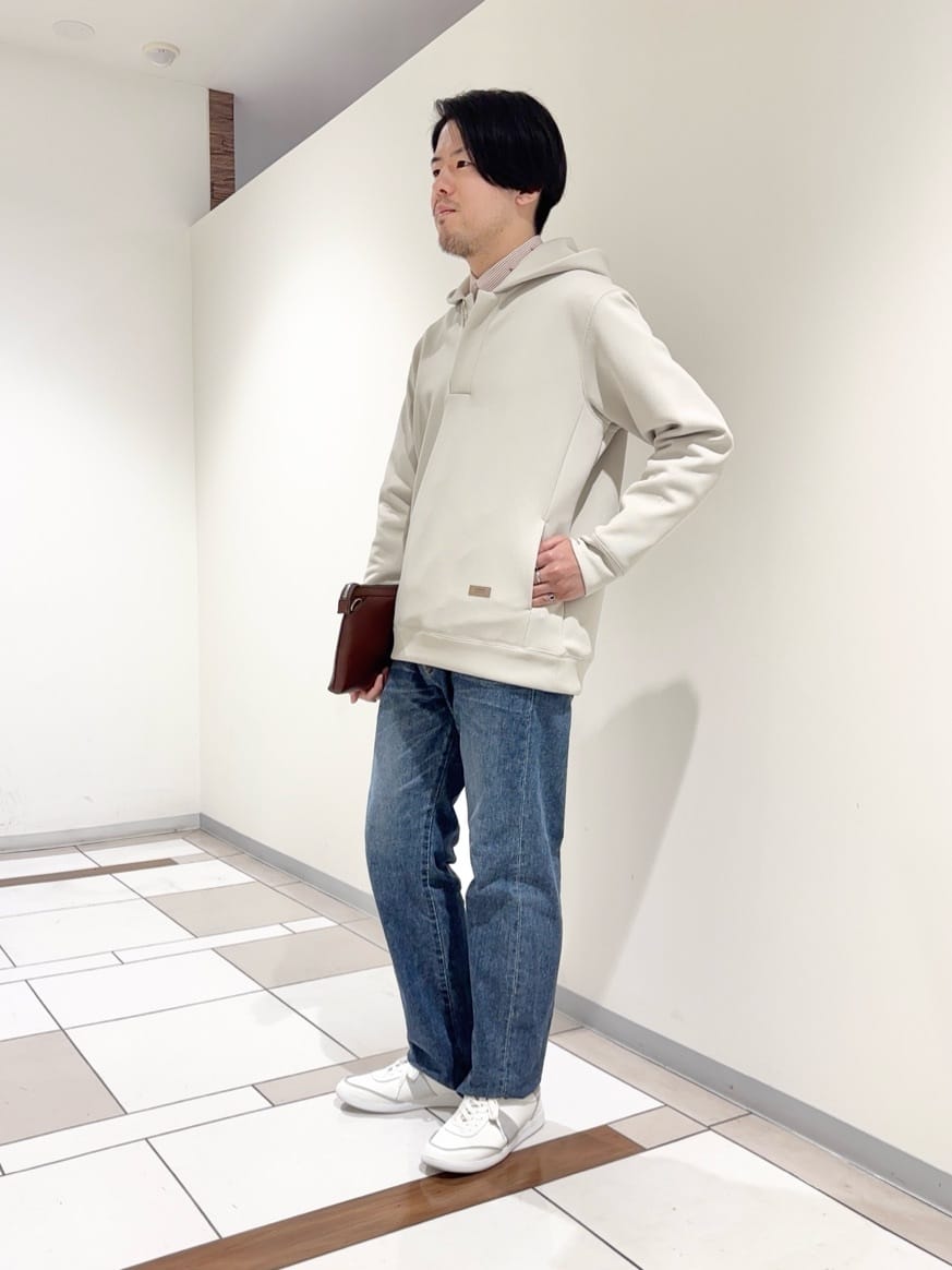 及川さんの「TAKEO KIKUCHI｜ハットモチーフ ジャカード ストライプ シャツ」を使ったコーディネート