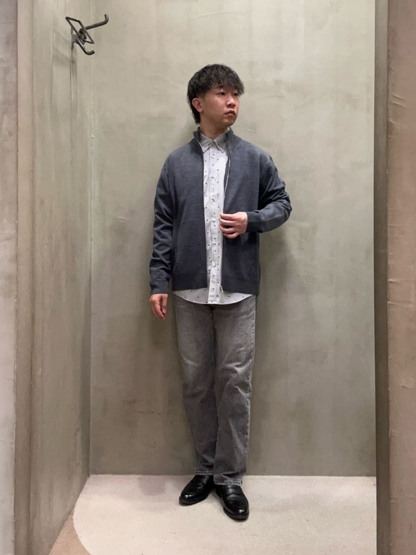 コウノ モトヤさんの「TAKEO KIKUCHI｜ハットモチーフ ジャカード ストライプ シャツ」を使ったコーディネート