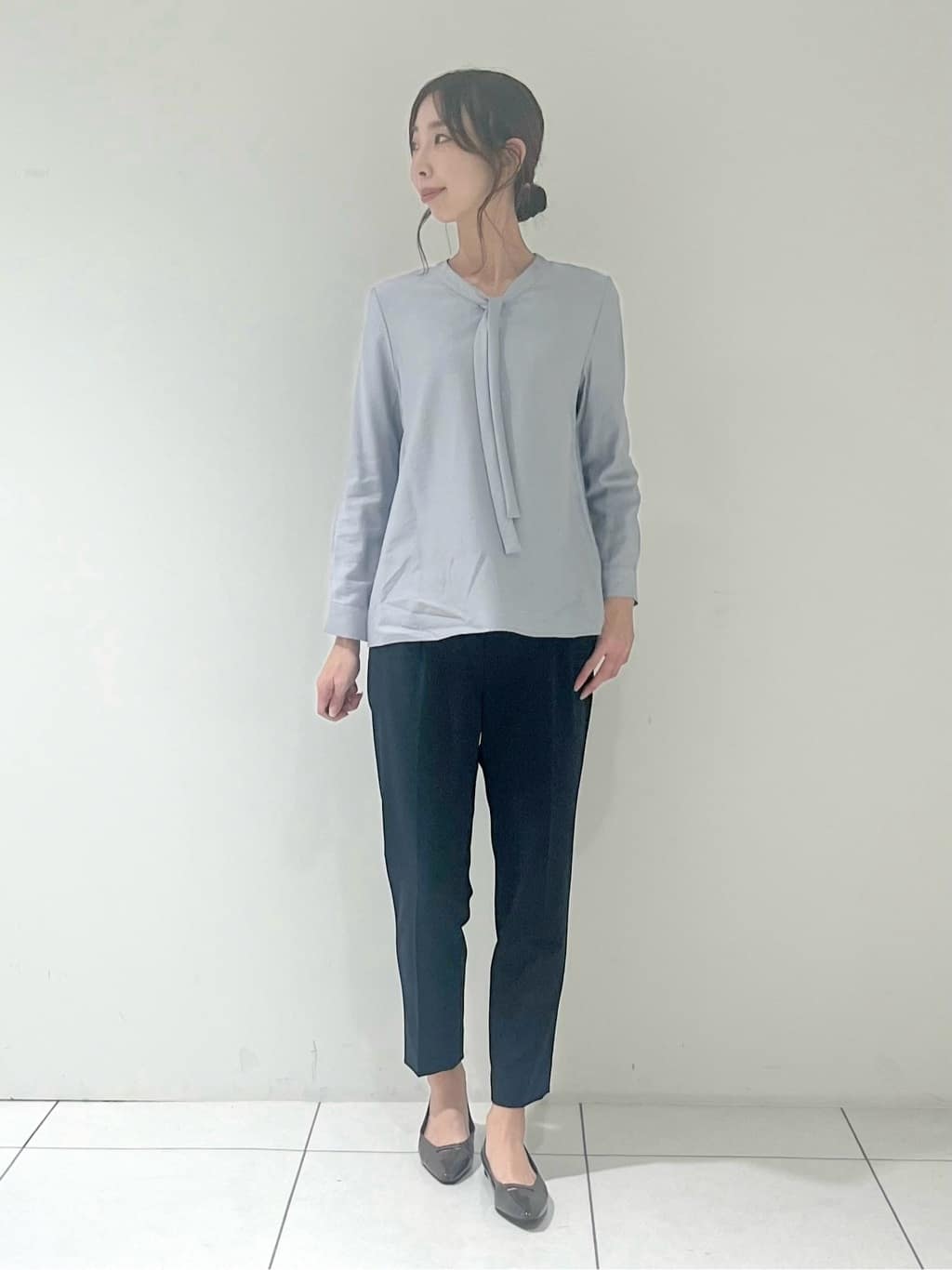 shioriさんの「INDIVI｜【洗える／UVケア／スーツ】ストレッチタックテーパードパンツ」を使ったコーディネート