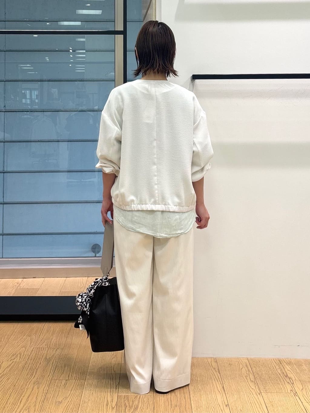 asamiさんの「INDIVI｜【90cm四方】ボタニカル柄大判スカーフ」を使ったコーディネート