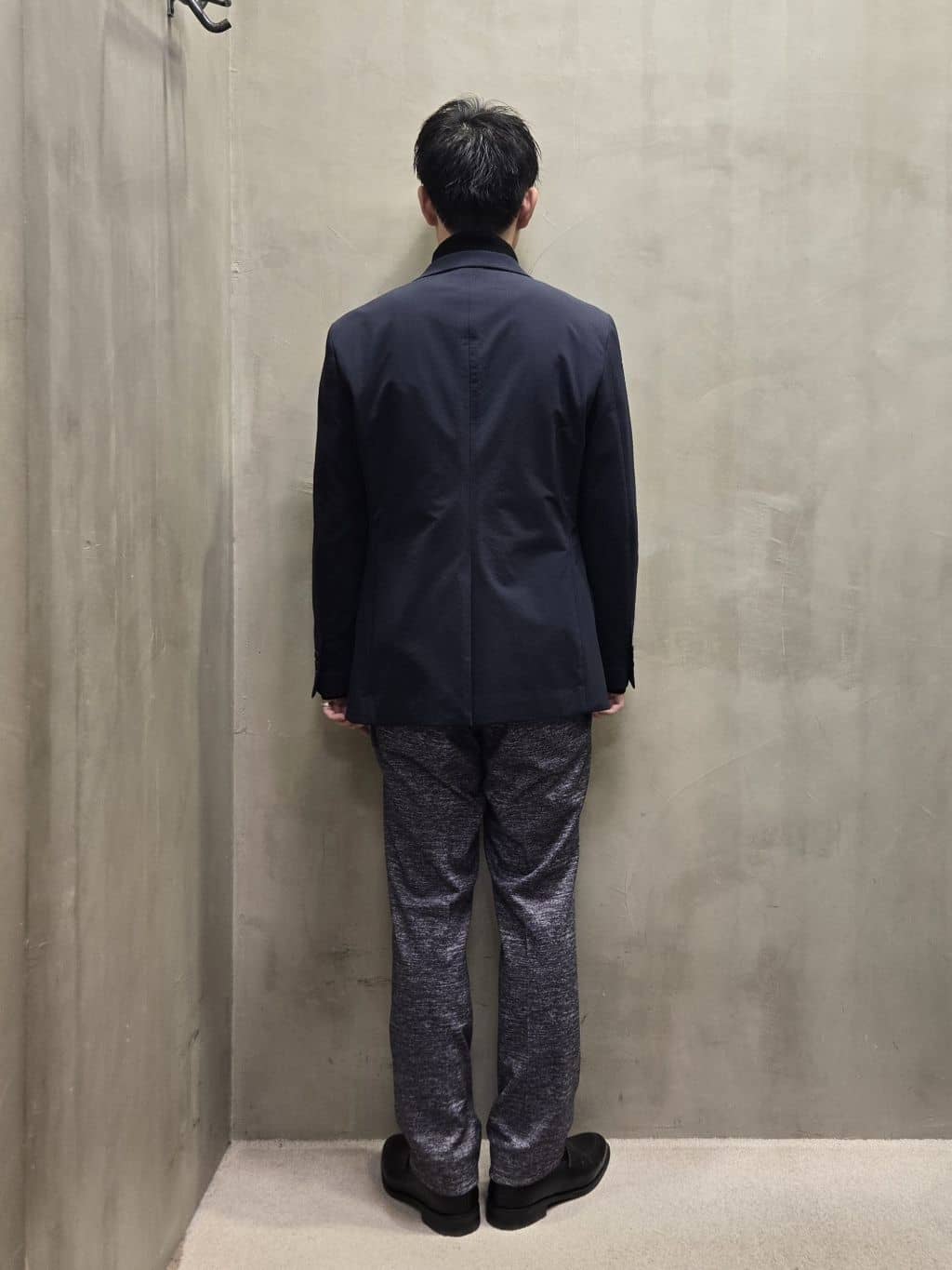 白木駆さんの「TAKEO KIKUCHI｜【ONOFF対応】TRダブルニット ストレッチパンツ」を使ったコーディネート