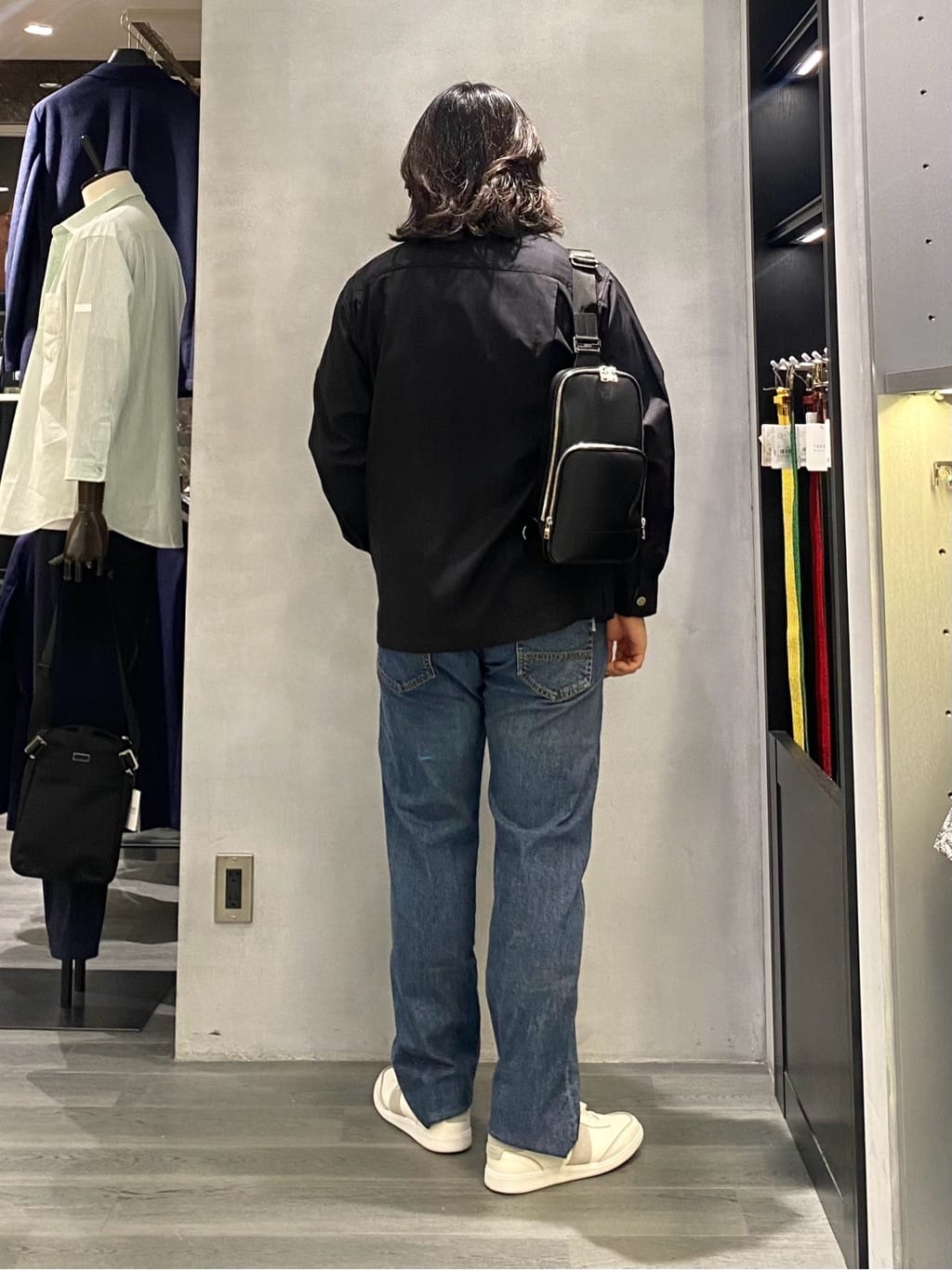 nishiさんの「TAKEO KIKUCHI｜【モンスターストレッチ】日本製 ウォッシュド デニムパンツ」を使ったコーディネート