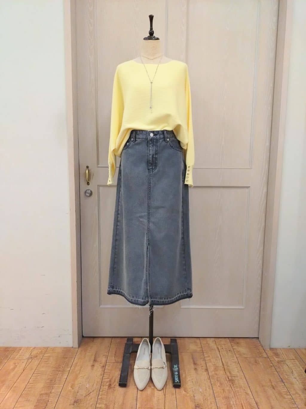 asaさんの「SHOO･LA･RUE｜◆【S-LL/防花粉/撥水】ミドル丈トレンチコート」を使ったコーディネート