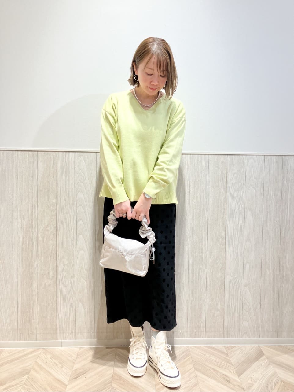 shokoさんの「SHOO･LA･RUE｜◆【洗える/S-LL】お顔周りすっきり 優しい肌触りのVネックニット」を使ったコーディネート