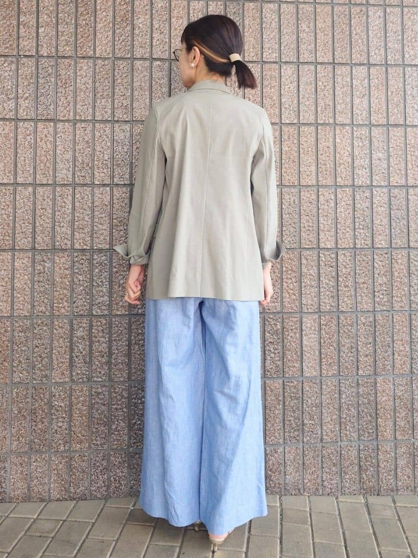 MUTSUKOさんの「UNTITLED｜【手洗い／88cm正方形】エンブレムプリントスカーフ」を使ったコーディネート