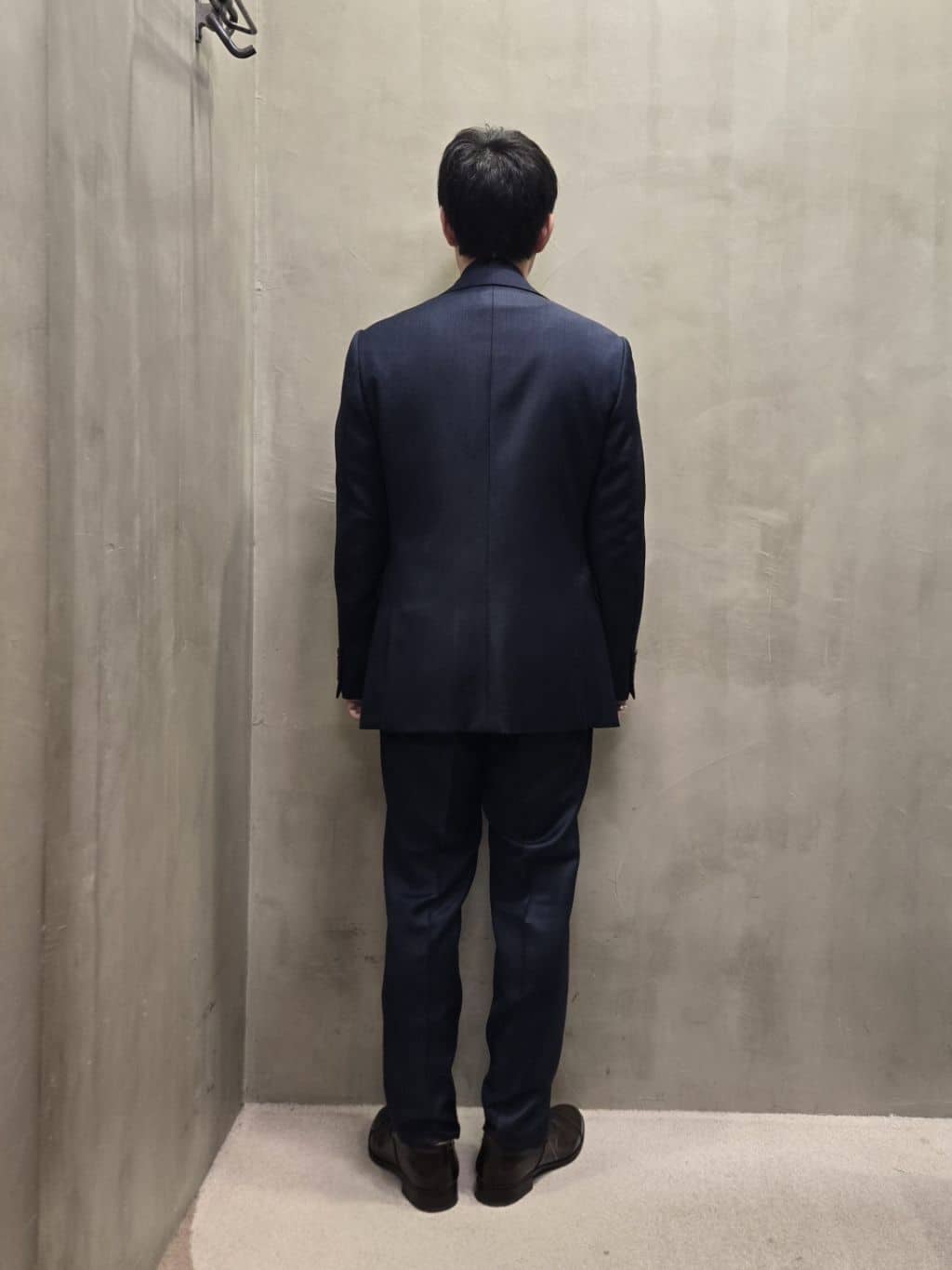 白木駆さんの「TAKEO KIKUCHI｜【Three by Three】シャイニーシャークピンヘッド スーツ/3ピース対応可」を使ったコーディネート
