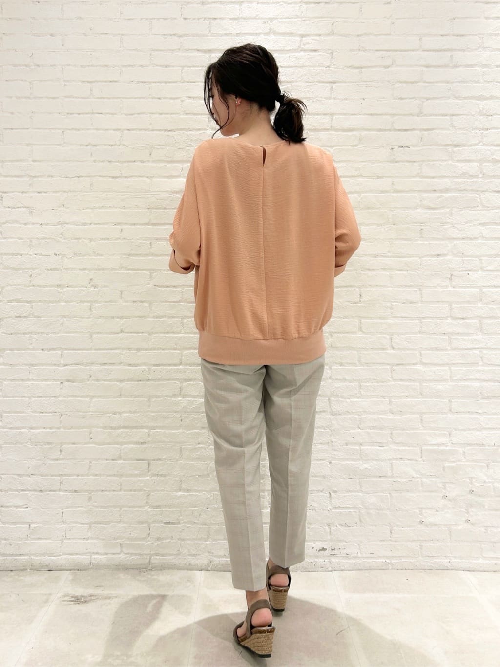shinoさんの「SHOO･LA･RUE｜【洗える/SS-3L】すっきりキレイにかっこよく 大人のテーパードパンツ」を使ったコーディネート