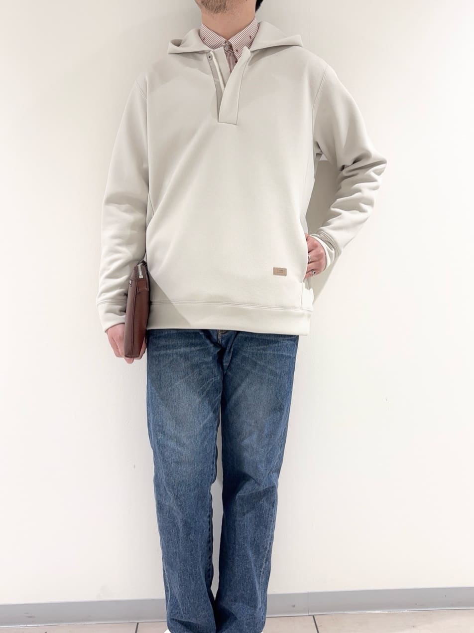 及川さんの「TAKEO KIKUCHI｜ハットモチーフ ジャカード ストライプ シャツ」を使ったコーディネート