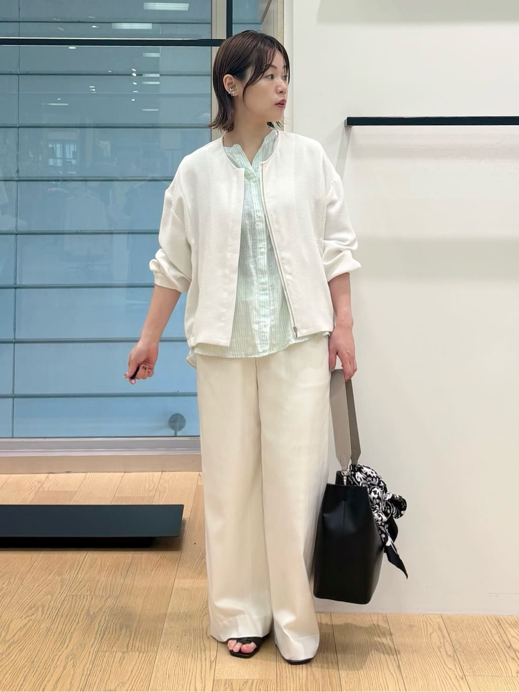 asamiさんの「INDIVI｜【90cm四方】ボタニカル柄大判スカーフ」を使ったコーディネート