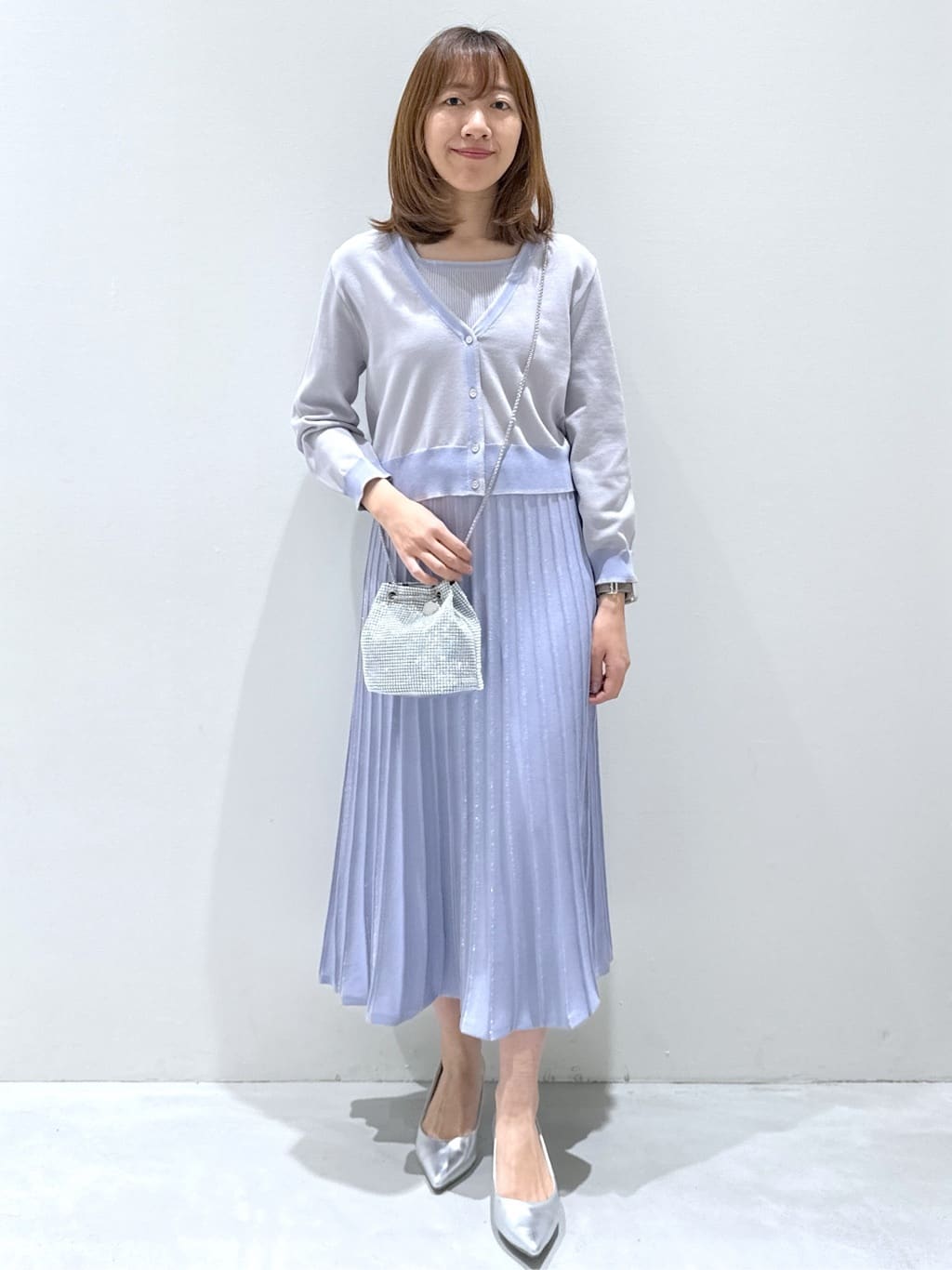 yukaさんの「OPAQUE.CLIP｜◆【6色展開】シャイニー素材巾着ミニショルダーバッグ」を使ったコーディネート
