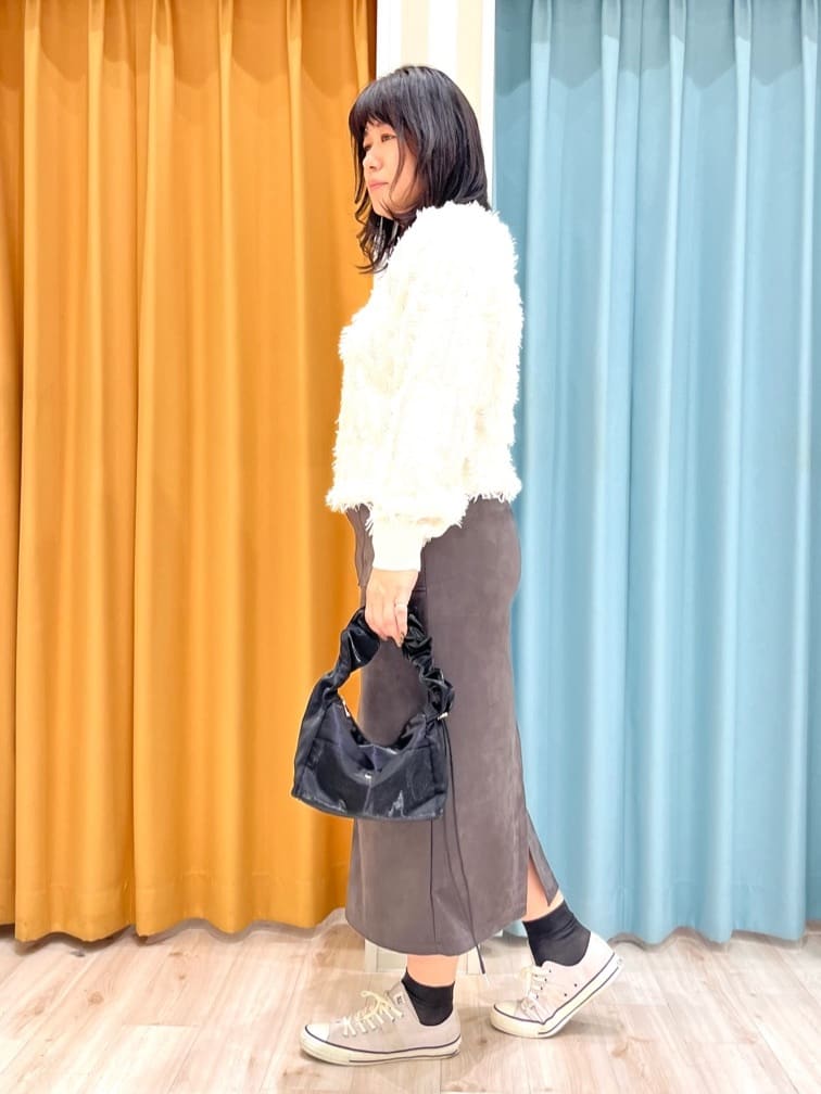 TUMU-TUMUさんの「SHOO･LA･RUE｜◆【S-LL】一枚で主役級。フリンジが目を惹くゆるニット」を使ったコーディネート
